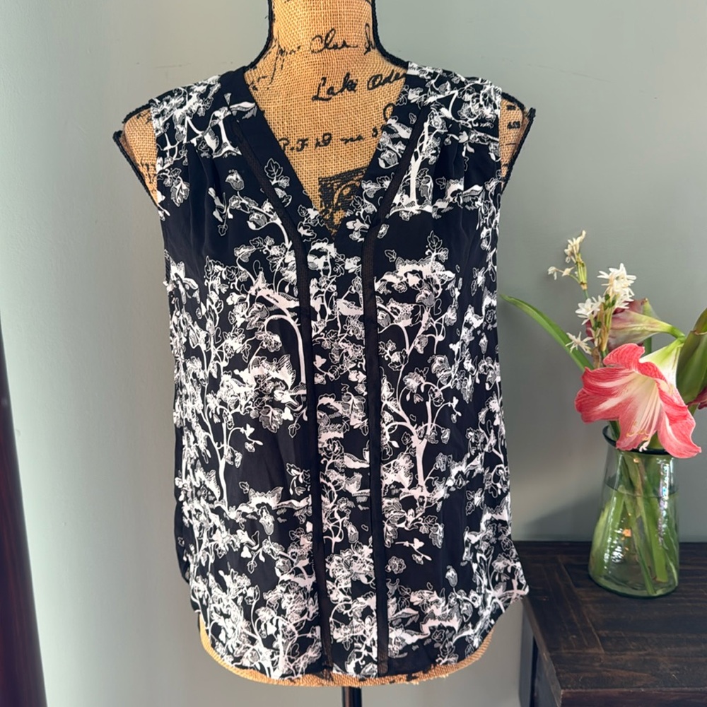 Diane von Furstenburg silk top size small.